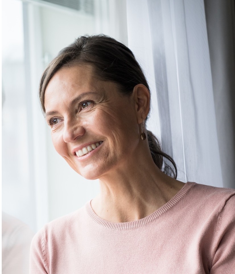 가정에서 안압을 측정하는 환자 이미지